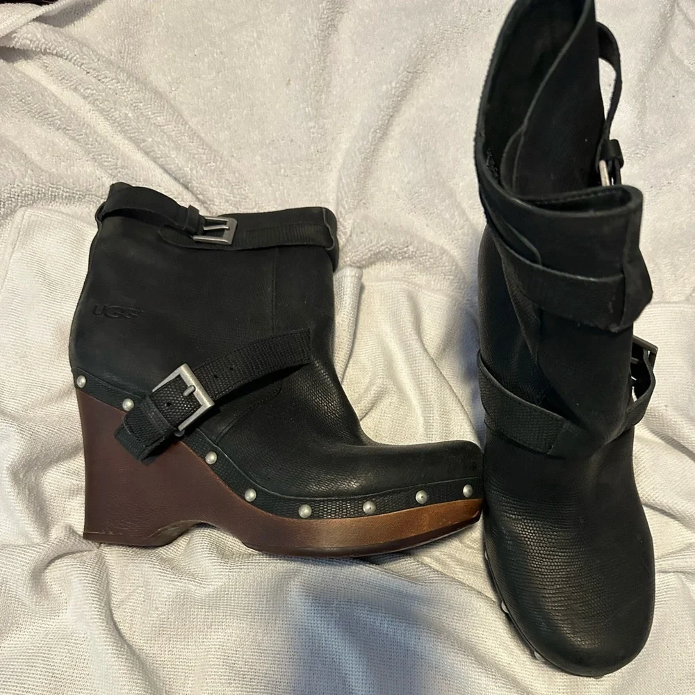 UGG 8 Black and Brown Wedge Boots - Picture 2 of 4